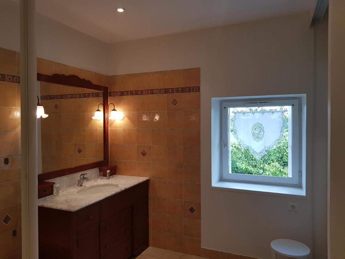 Domaine De Pelouaille - Chambre D'Hotes แซ็ง-ฌ็อง-เด-อ็องเจลี ภายนอก รูปภาพ